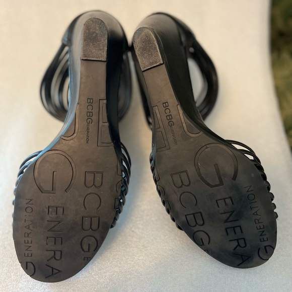 T-strap short heeled sandals - Picture 5 of 8